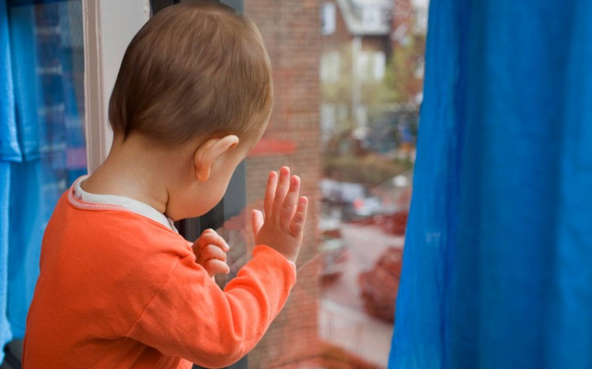 Gəncədə nənənin küçəyə atdığı azyaşlılarla bağlı - AÇIQLAMA