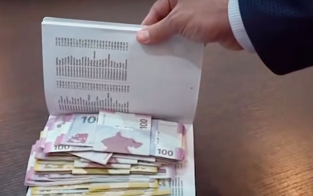 Vəzifəli şəxs rüşvət alarkən tutuldu