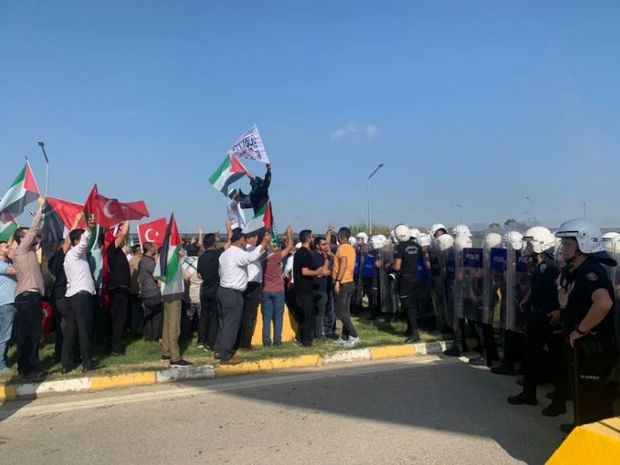 Türkiyədə etirazçılar ABŞ hərbi bazasına hücum etdilər - VİDEO