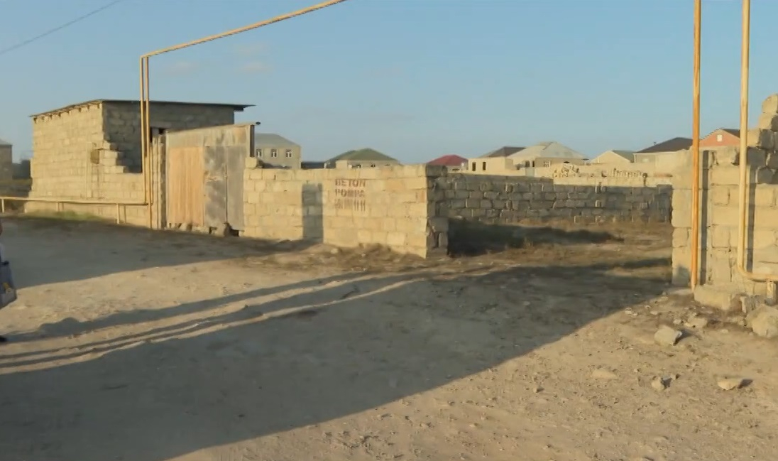 Bakıda eyni torpaq sahəsi bir neçə nəfərə satılıb - VİDEO