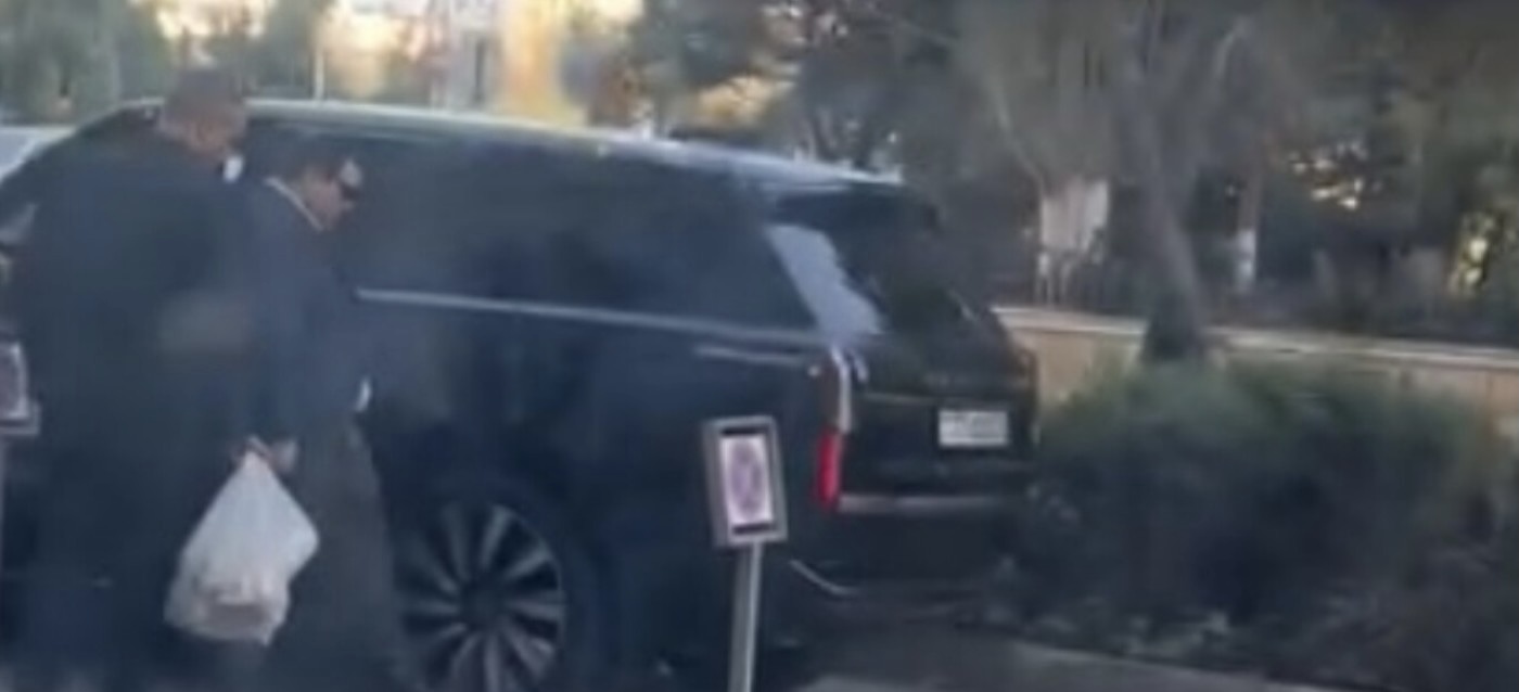 Vasif Talıbovun oğlu 450 minlik maşını ilə "Port Baku"da - VİDEO