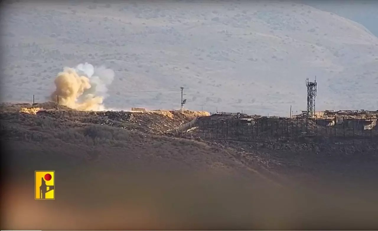 Hizbullah İsrailə məxsus yük maşınına zərbə endirərək belə məhv etdi - VİDEO