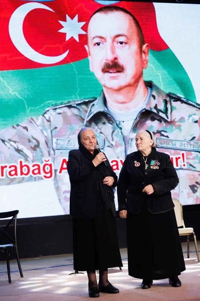 Şəhid anaları Prezidenti ayaq üstə alqışladı - VİDEO