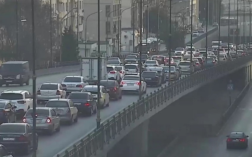 Bakının bir sıra yollarında tıxac yaranıb - SİYAHI