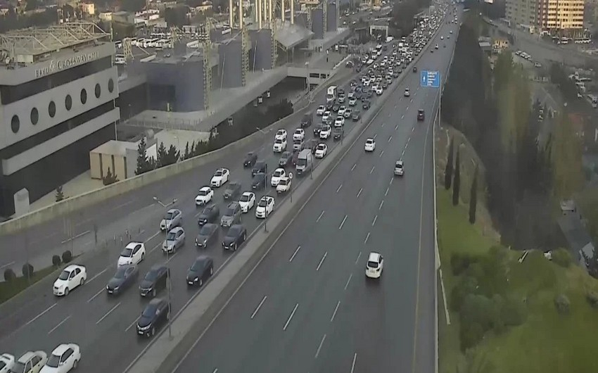 Bakının bir sıra yollarında tıxac yaranıb - SİYAHI