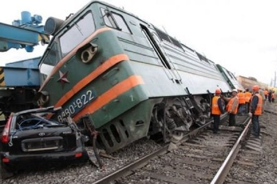 Azərbaycanda elektrovoz avtomobillə toqquşdu