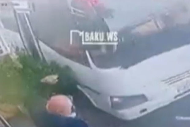 Avtobus sürücüsü təhlükəli vəziyyət yaratdı: Ramanada dəhşətli anlar - VİDEO