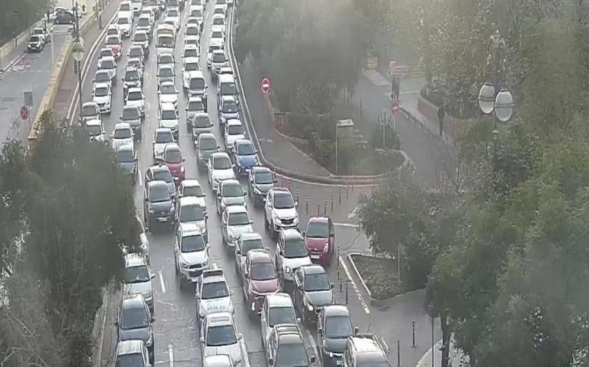 Bakının bir sıra yollarında tıxac yaranıb - SİYAHI