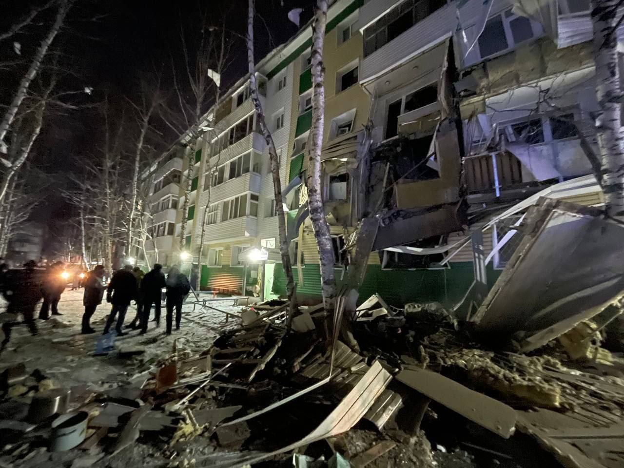 Rusiyada beşmərtəbəli bina uçdu - 200-dən çox insan təxliyə edildi