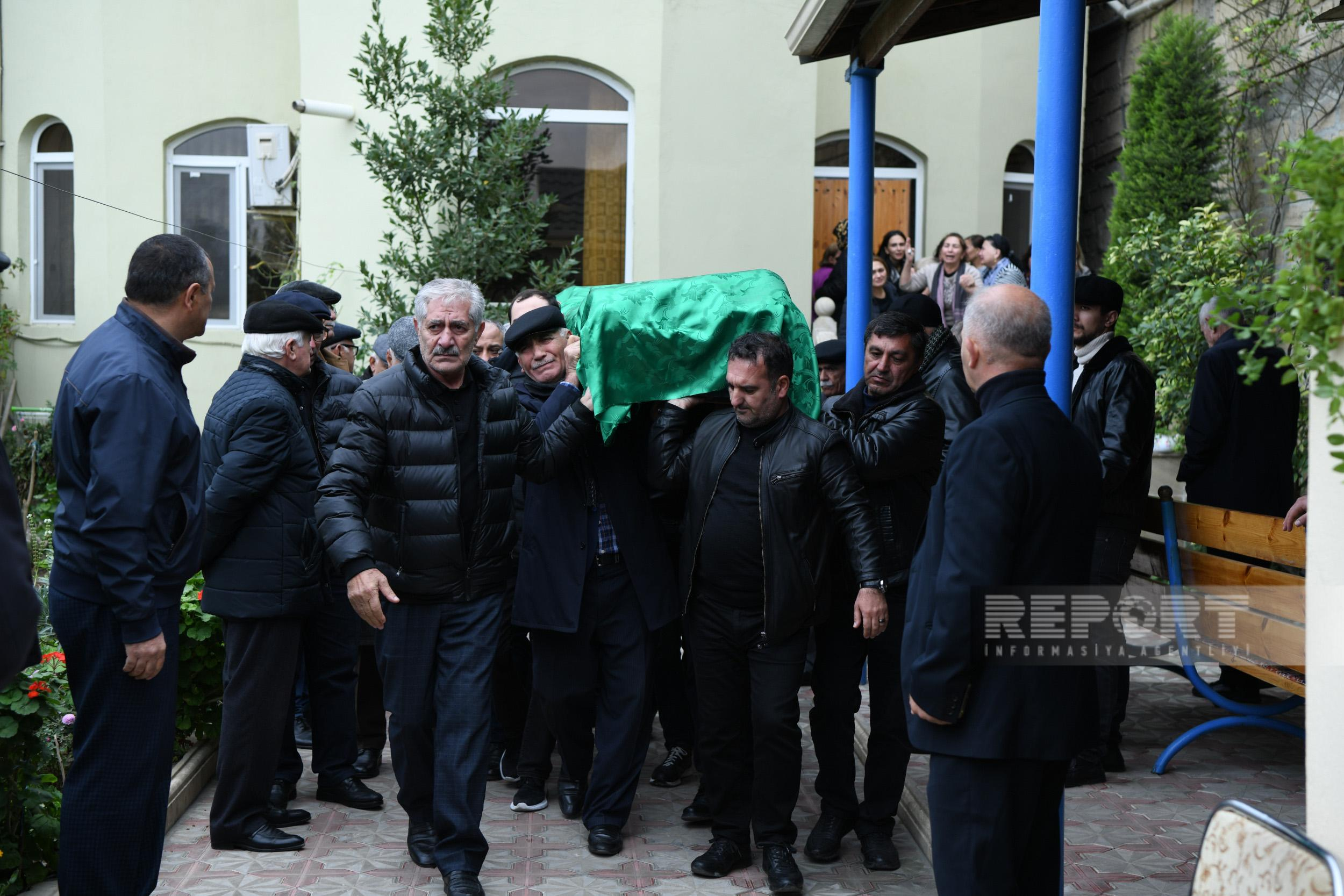 Bakıda avtomobillə vurularaq öldürülən alim dəfn olundu - FOTO