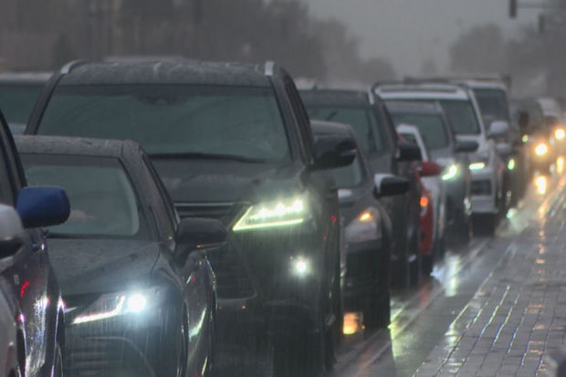 Yağış Bakı küçələrində tıxaca səbəb oldu - VİDEO