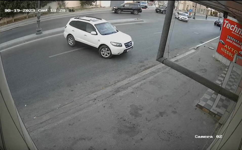 Bakıda xanım sürücü qəza şəraiti yaratdı - ANBAN VİDEO