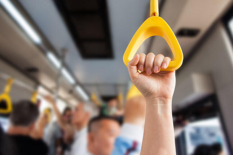 Azərbaycanda şok olay: Avtobusda qadının yerinə pul verən kişi onunla evlənməyə məcbur edildi