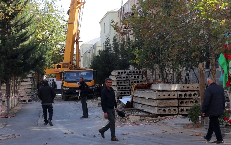 Üç müxtəlif ünvanda söküntü işlərinə başlanılıb - VİDEO