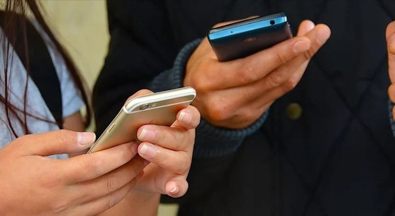 Bu ölkədə məktəblərdə mobil telefonlar qadağan edilə bilər
