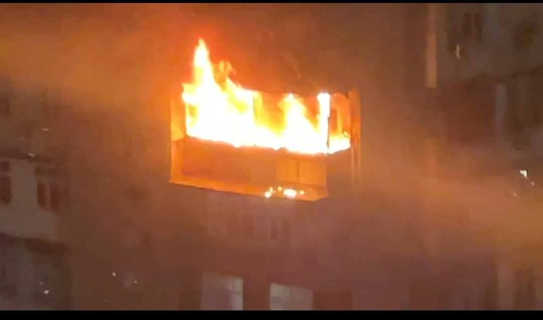 Bakıda yaşayış binasında güclü yanğın - Sakinlər təxliyə edildi - VİDEO