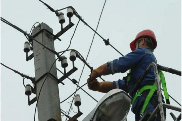 Elektrik dirəyi aşdı, “Azərişıq”ın işçisi yıxılıb öldü