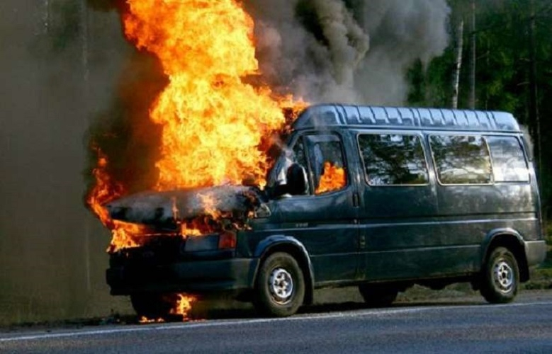 Kürdəmirdə “Mercedes” markalı mikroavtobus yandı