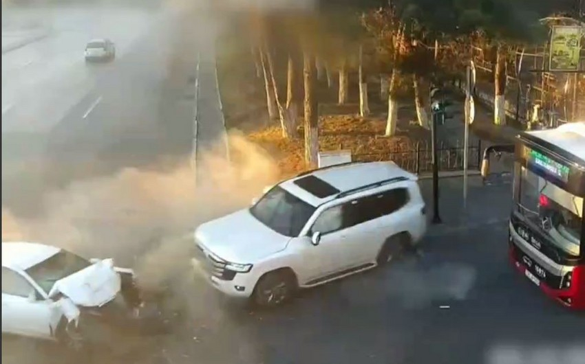 Bakıda qəza zamanı işıqfor dirəyi və idarəetmə qutusu sıradan çıxdı - VİDEO