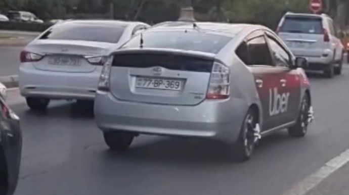 Müştəri səhv ünvana gedən “Prius” sürücüsünün qarnını dişlədi, sonra isə bıçaqladı