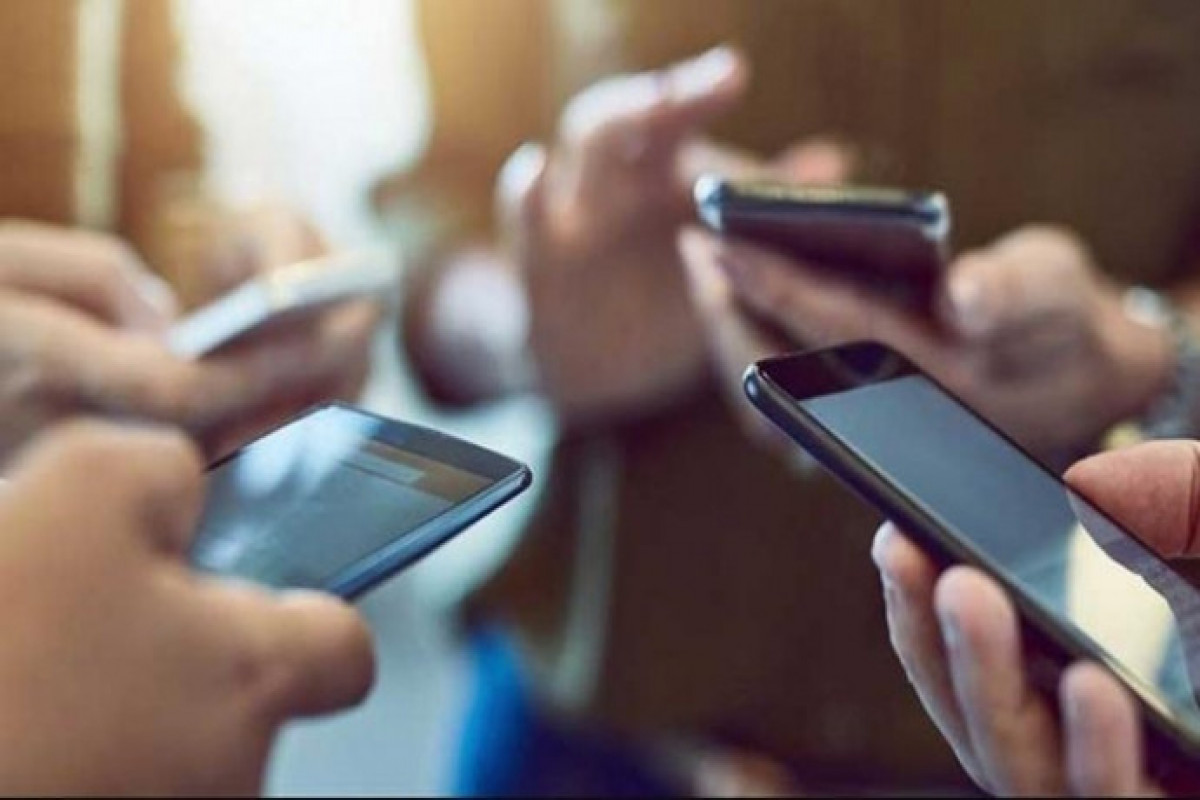 Rusiyada məktəblərdə mobil telefondan istifadə qadağan olundu