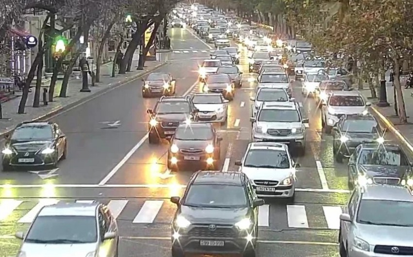 Bakının bir sıra küçə və prospektlərində tıxac yaranıb - SİYAHI