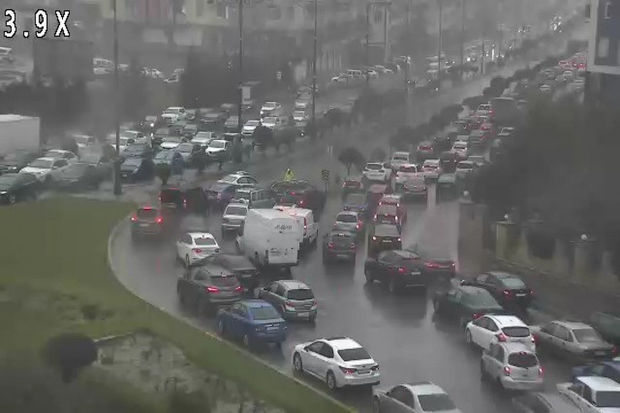 Tbilisi prospektində qəza olub, sıxlıq yaranıb - VİDEO