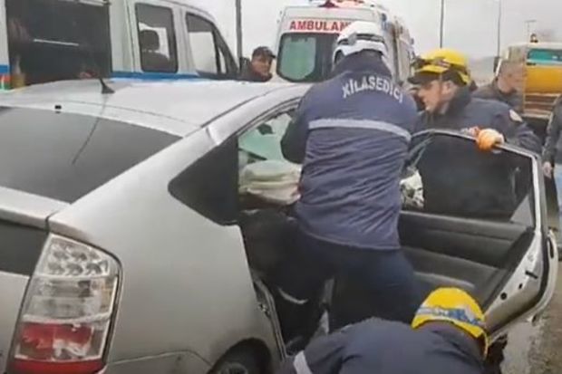 "Prius"da sıxılı vəziyyətdə qalan sərnişin xilas edildi - VİDEO