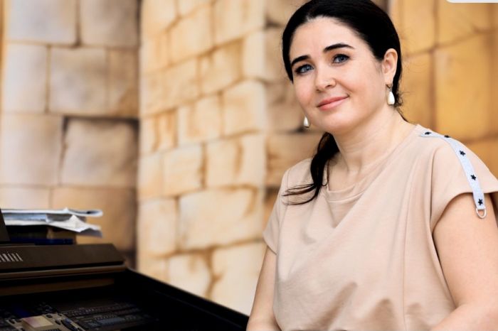 Elnarə Xəlilova özündən çıxdı: "Tək sənətimlə hamınızı basdıraram..."