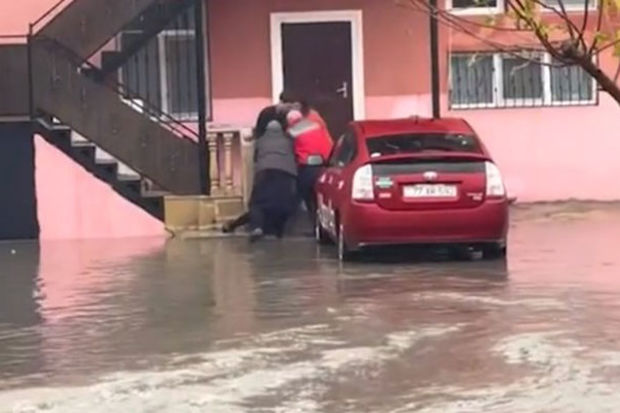 Binəqədidə yaşlı qadın gölməçədə öldü - VİDEO