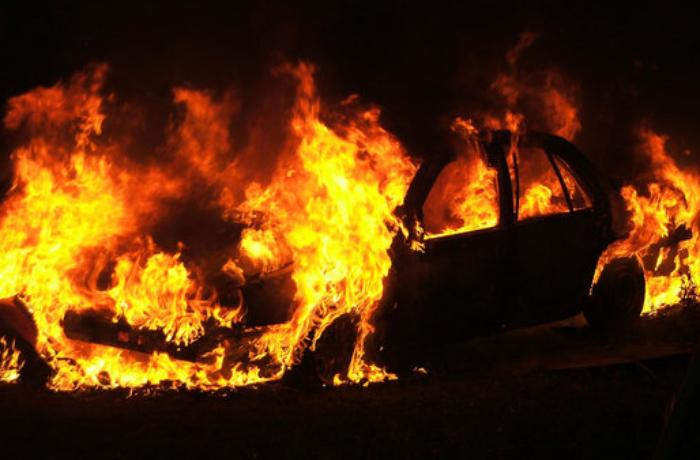 Bakıda təmir sexi içindəki maşınla birgə yandı