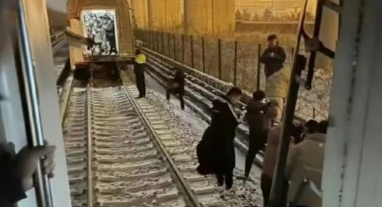 İki metro qatarı toqquşdu, yüzlərlə insan xəsarət aldı