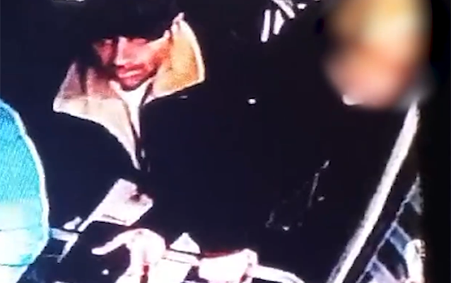 Avtobusda qadının çantasından 1500 manatı belə oğurladı - VİDEO