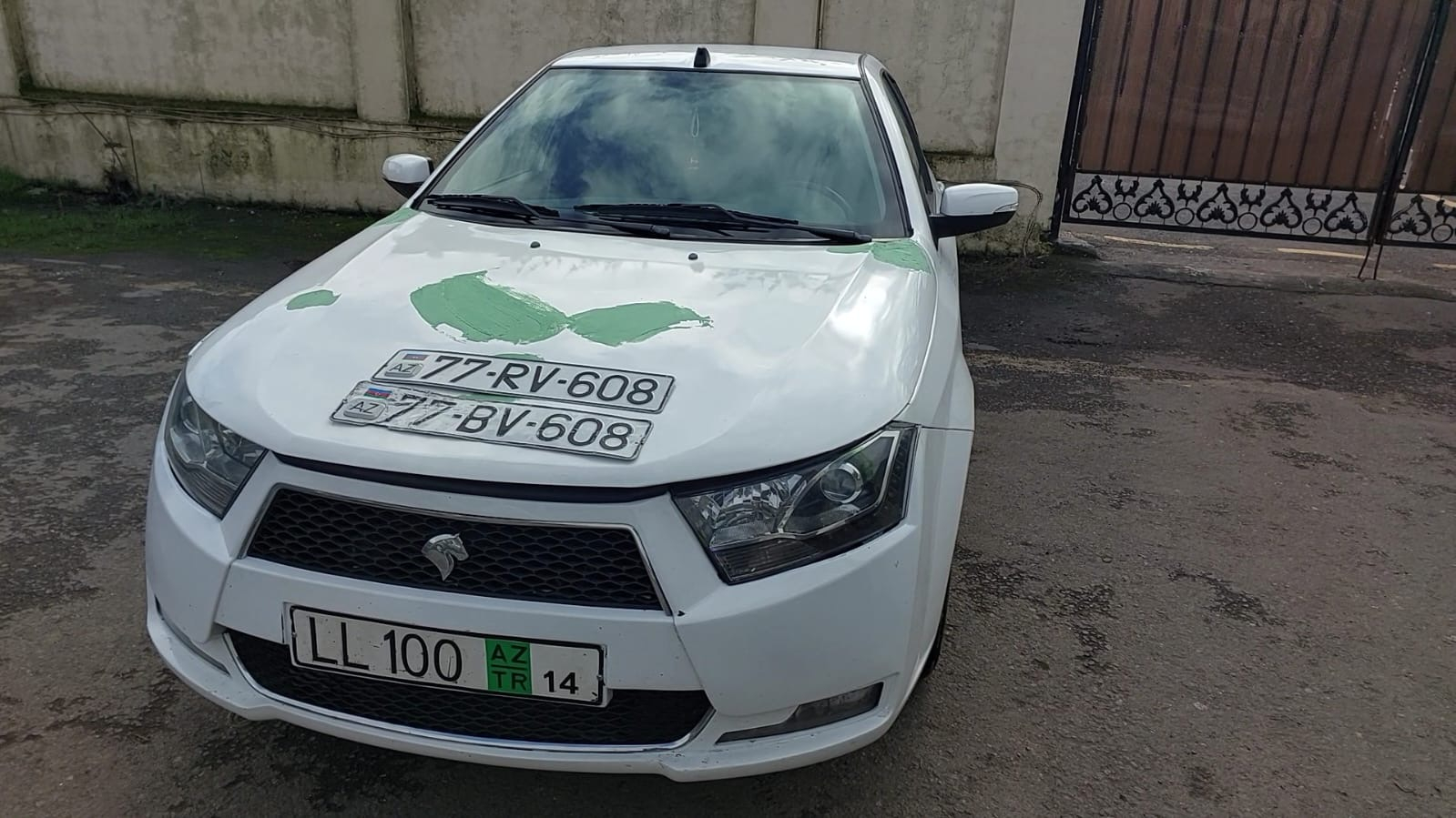 Azərbaycanda maşının nömrələrinə müdaxilə edən qazi saxlanıldı - FOTO