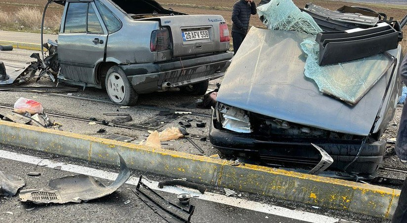 Türkiyədə ağır yol qəzası: Avtomobil iki yerə bölündü