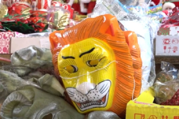 Həkimdən xəbərdarlıq: “Uşaqlara Yeni il maskaları alarkən diqqətli olun”