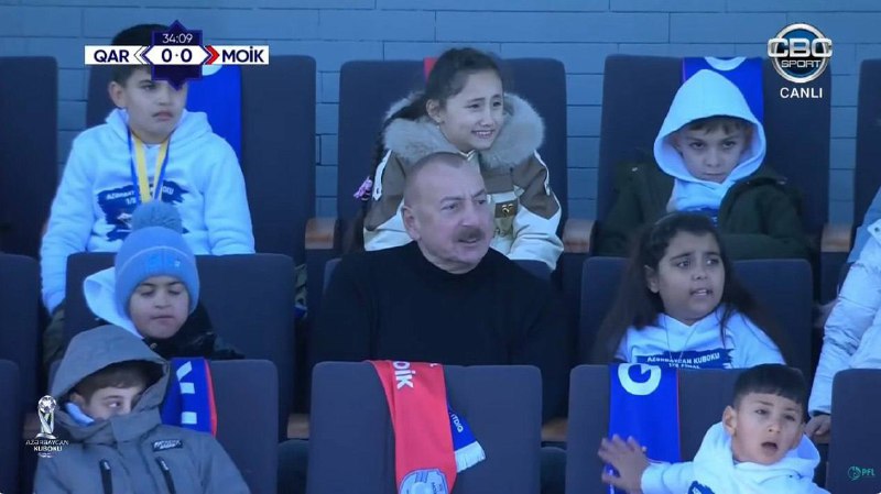 İlham Əliyev Xankəndidəki oyunu şəhid övladları ilə birgə izləyir - VİDEO