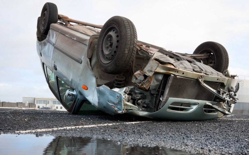 Salyanda avtomobil aşdı - bir ailənin dörd üzvü xəsarət aldı