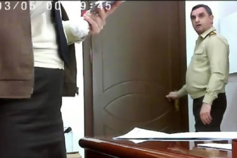 Qadın həmkarlarının intim videolarını yayan həbsdəki polkovnik hökmdən narazıdır
