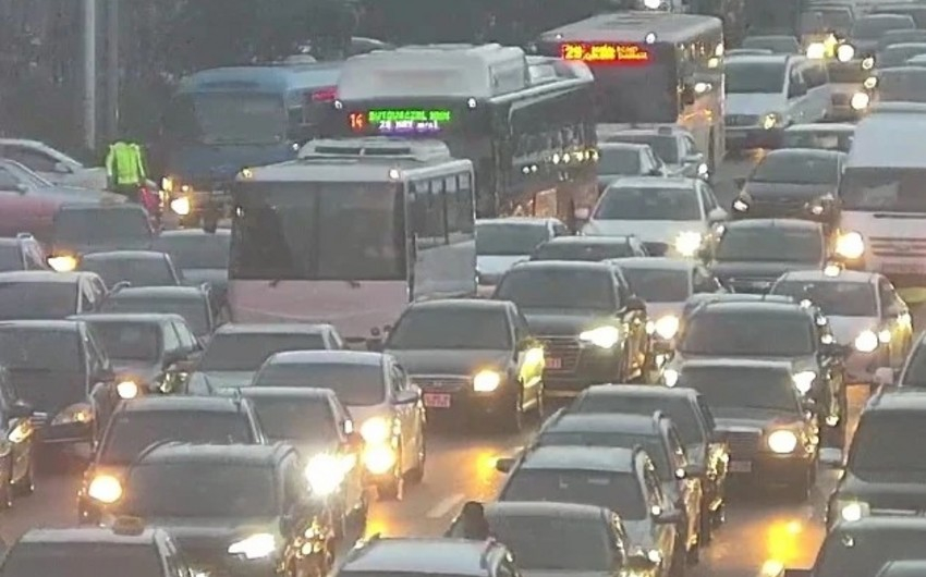 Bakının bir sıra yollarında sıxlıq müşahidə olunur - SİYAHI