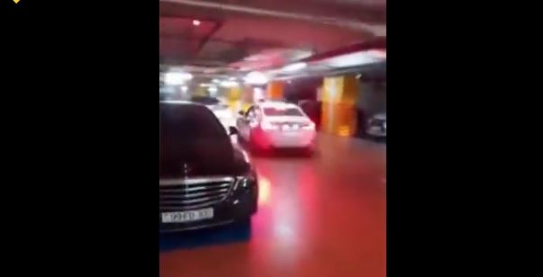 Bakıda qəza törədib polisdən qaçmaq istəyən sürücü parkinqdə 15 dövrə vurdu - VİDEO