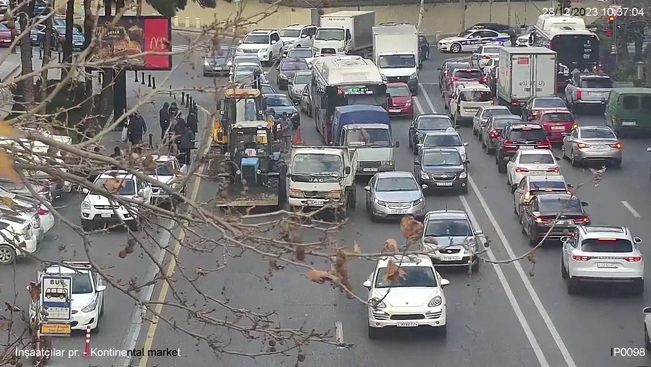 Sürücülərin nəzərinə: Bakının mərkəzi küçələrindən birində təmir işləri aparılır