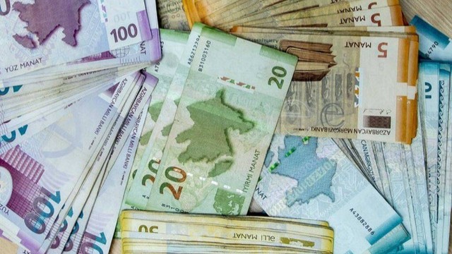 Azərbaycanda bu universitetin rektoru əməkdaşlarına pul mükafatı verib