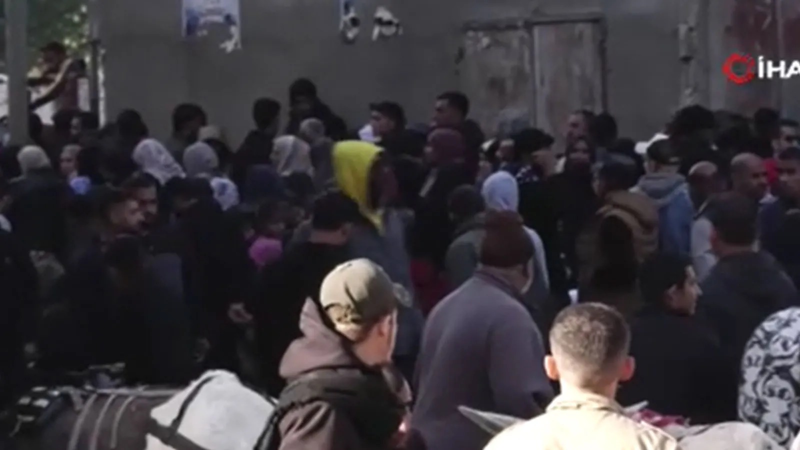 Qəzzada humanitar faciə: Bir kisə un üçün saatlarla növbəyə dururlar