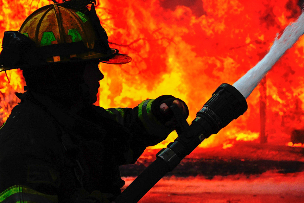 Göyçayda 6 otaqlı ev yanaraq kül olub