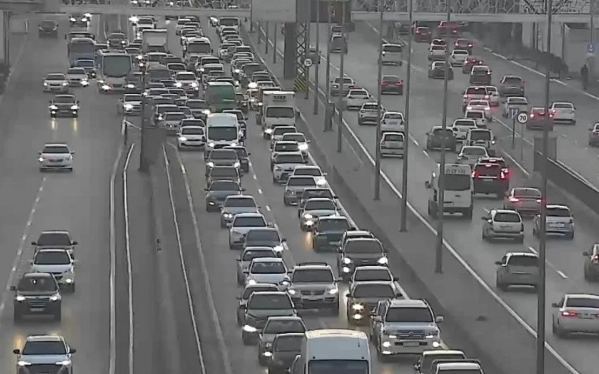 Bakının bəzi yollarında tıxac yaranıb