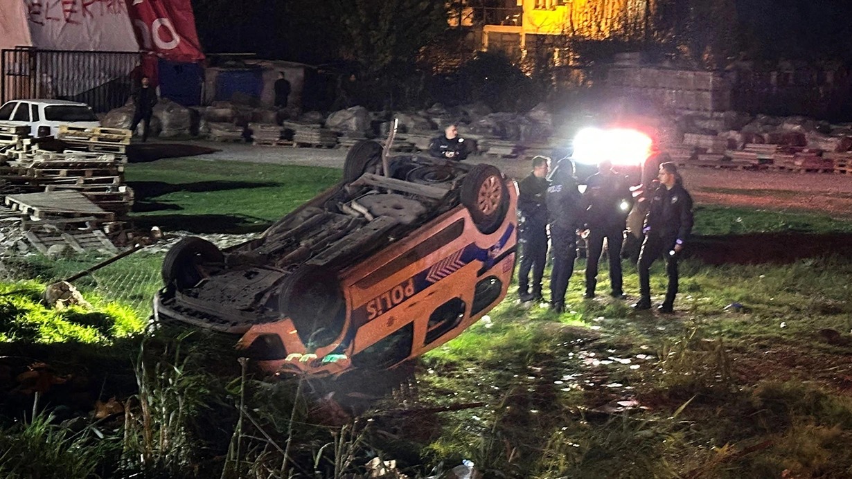 Polis maşını yol kənarına aşdı, yaralılar var 