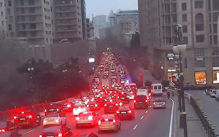 Bakının bəzi yollarında tıxac yaranıb