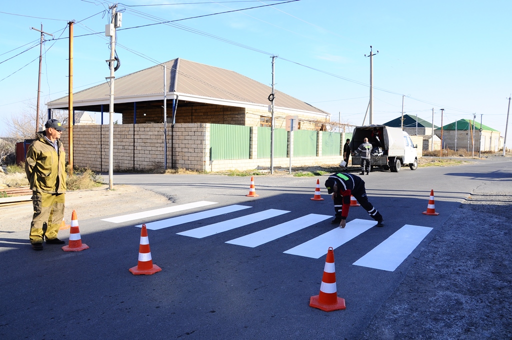 Naftalan şəhəri ərazisində yol nişanları quraşdırılıb - FOTOLAR