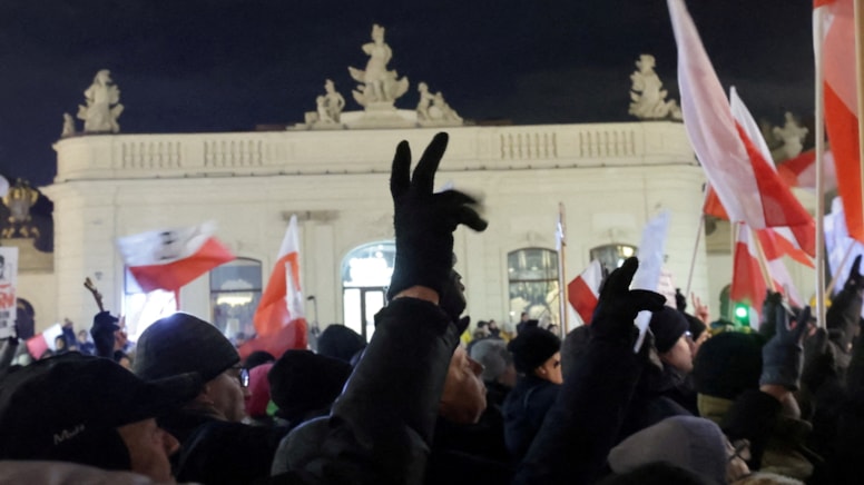 Polis Prezident Sarayına basqın etdi - iki deputat saxlanıldı